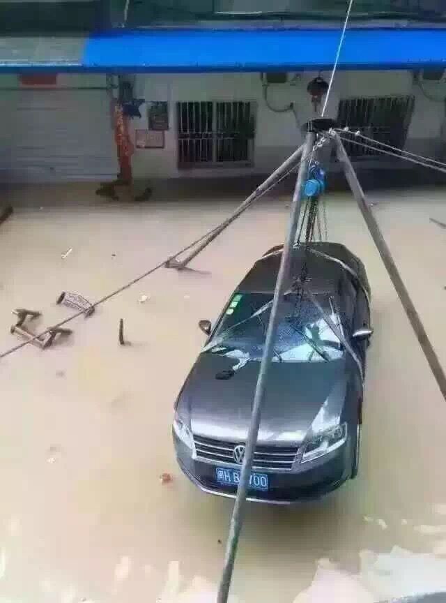 手拉葫蘆吊運汽車